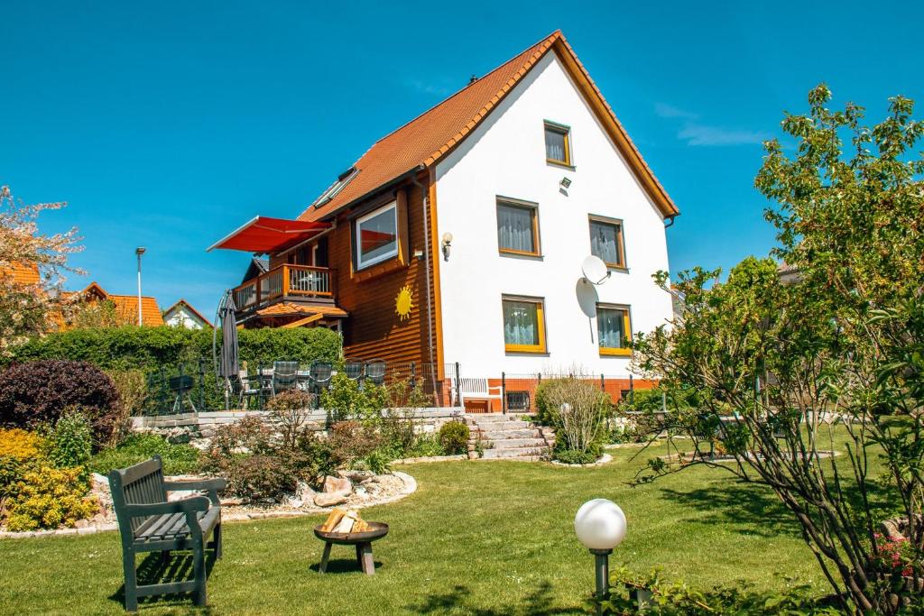 una casa con un patio con un banco en Ferienlandhaus Ahorntal, en Ahortal