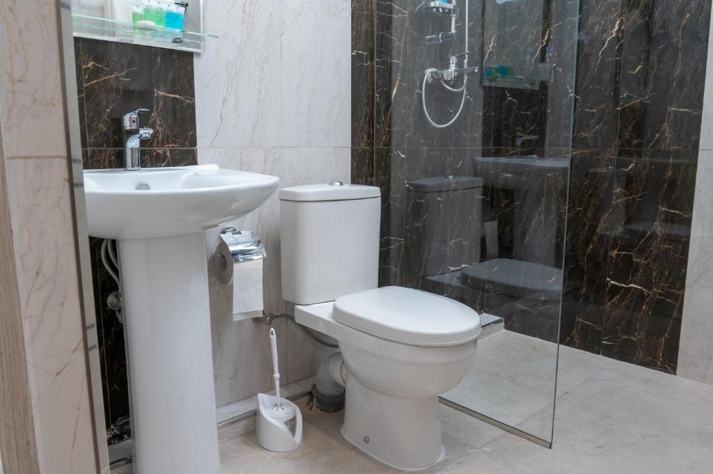 Koupelna v ubytování Aeka hotel