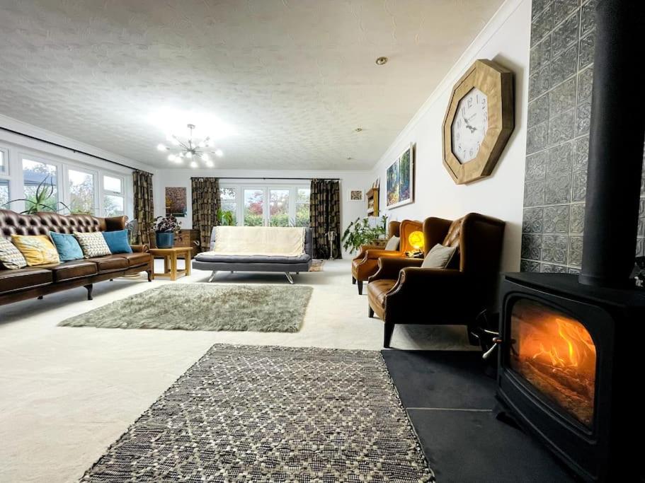uma sala de estar com lareira e lareira em Karinya suite em Llanvaches