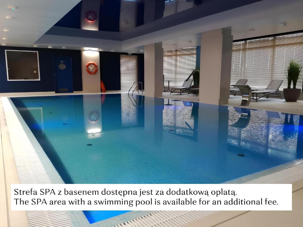 グダニスクにあるFlatbook - City Center SPA Apartments 6B,Cのスイミングプール付きのスイミングプールを追加料金で利用できます。