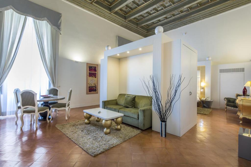 Palazzo Caracciolo Naples - Resim 43