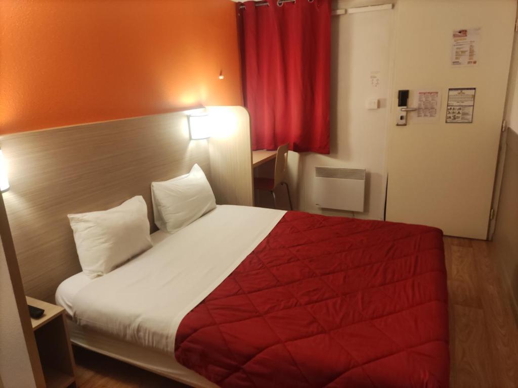 ヴァンヌにあるプルミエール クラッセ ヴァンヌのベッドルーム1室(赤毛布付きの大型ベッド1台付)
