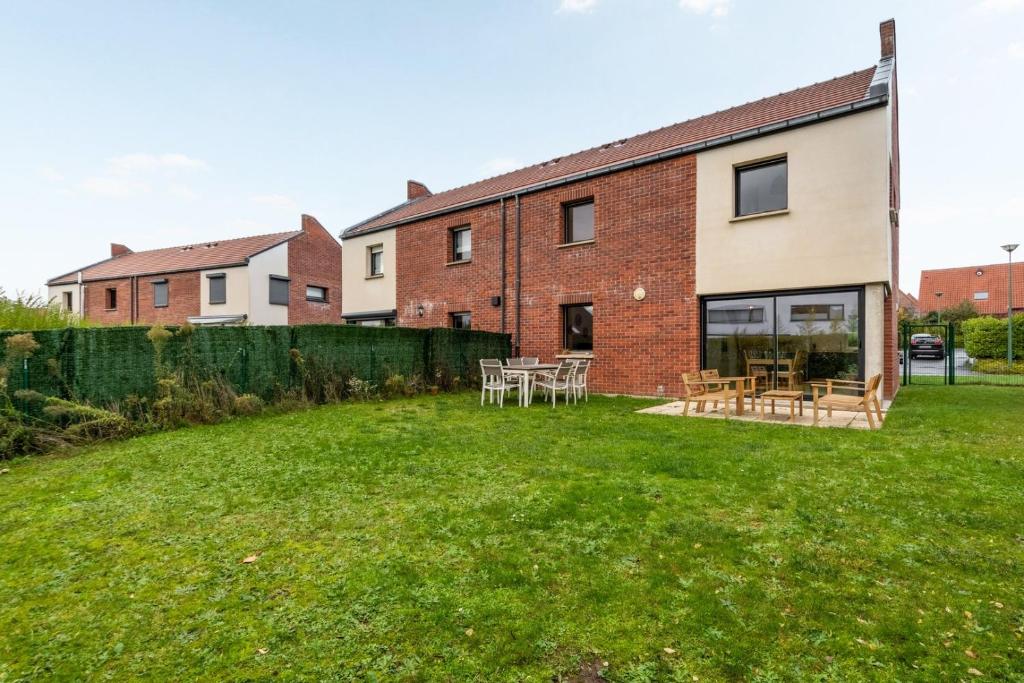 Beautiful 4 bedroom house with parking and garden - Holiday Home