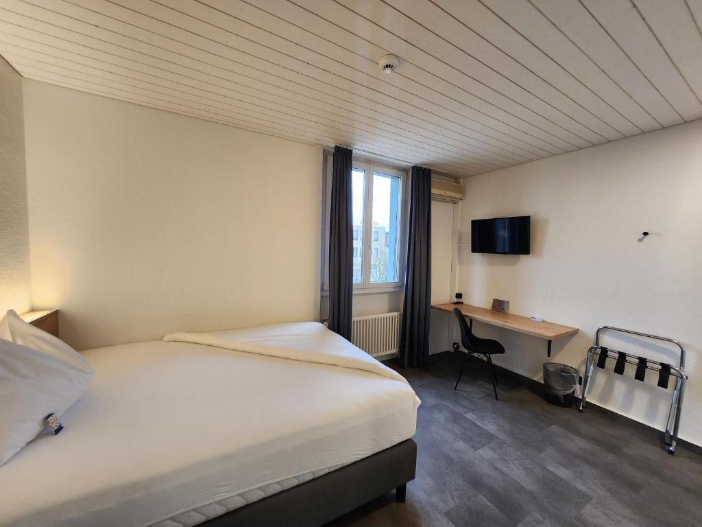 Postel nebo postele na pokoji v ubytování Hotel Bären Suhr