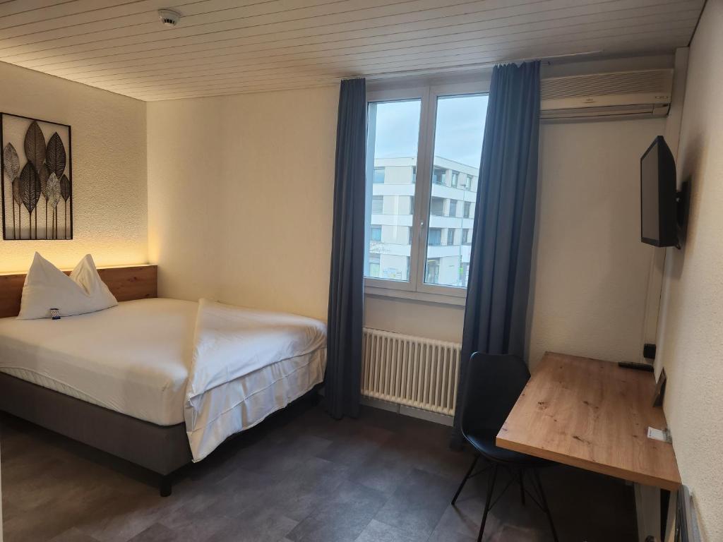Postel nebo postele na pokoji v ubytování Hotel Bären Suhr