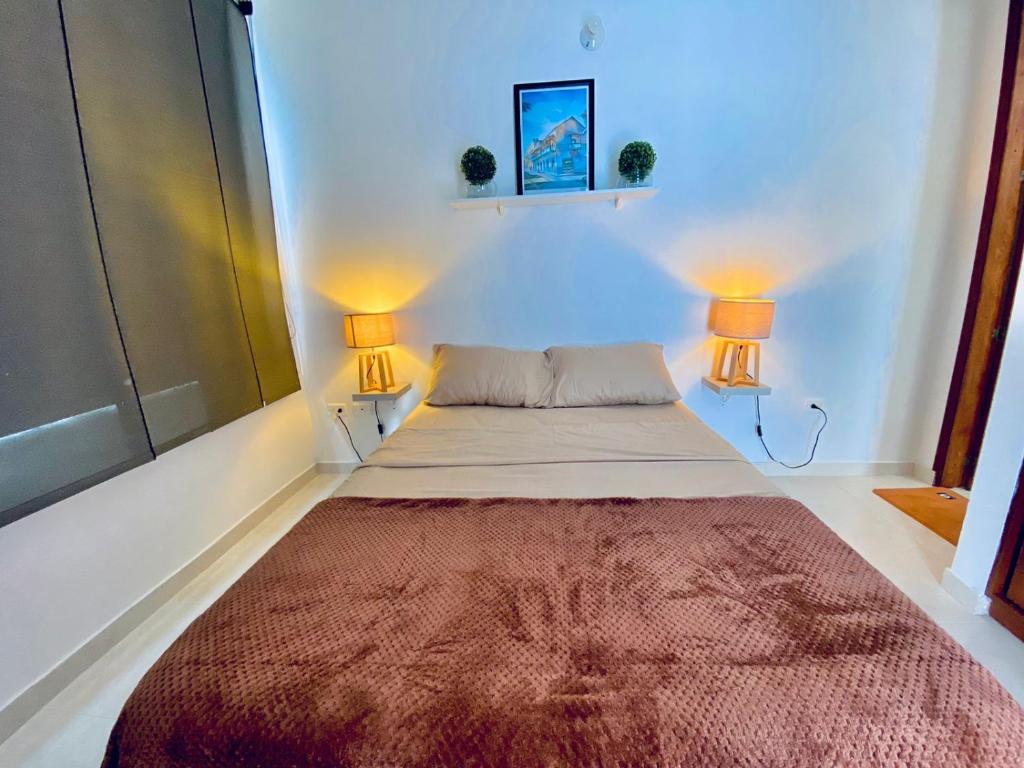 - une chambre avec un grand lit et deux lampes dans l'établissement La palma- casa amoblada Palma Mayorca, à Sincelejo