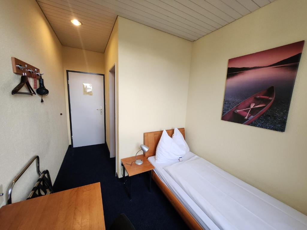 Postel nebo postele na pokoji v ubytování Hotel Bären Suhr