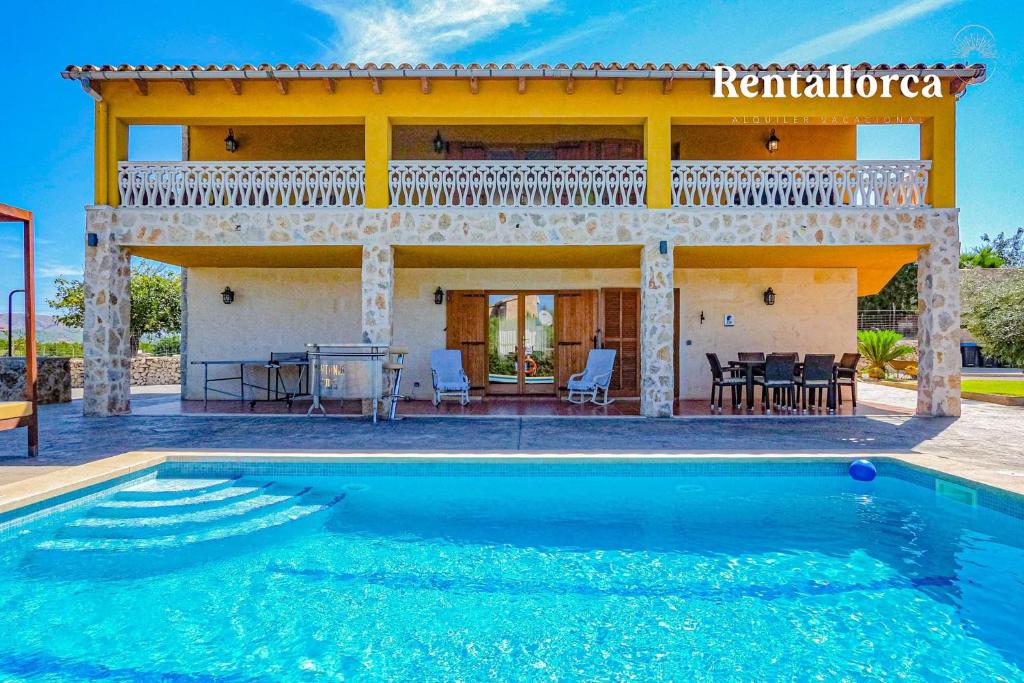 una villa con piscina di fronte a una casa di Cristi Bressals by Rentallorca a Alcudia