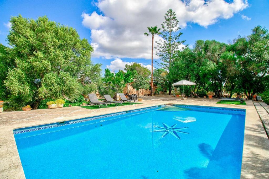 馬納科爾的住宿－Finca Can Garbeta by Rentallorca，中间有一个蓝色的游泳池,有一颗星星