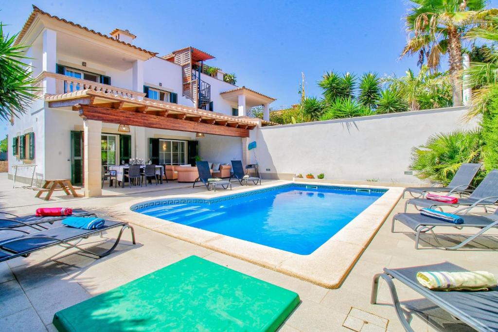 uma piscina em frente a uma villa em Can Caldero by Rentallorca em Llucmajor