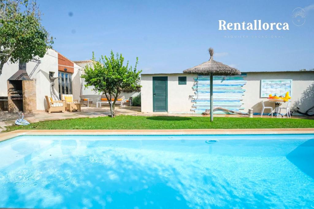 een villa met een zwembad en een huis bij Finca es Collet by Rentallorca in Manacor