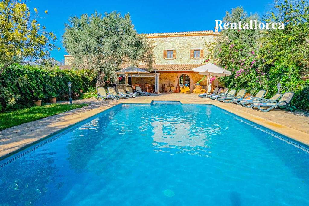 ブゲルにあるFinca Nyany by Rentallorcaの椅子と家のあるプール