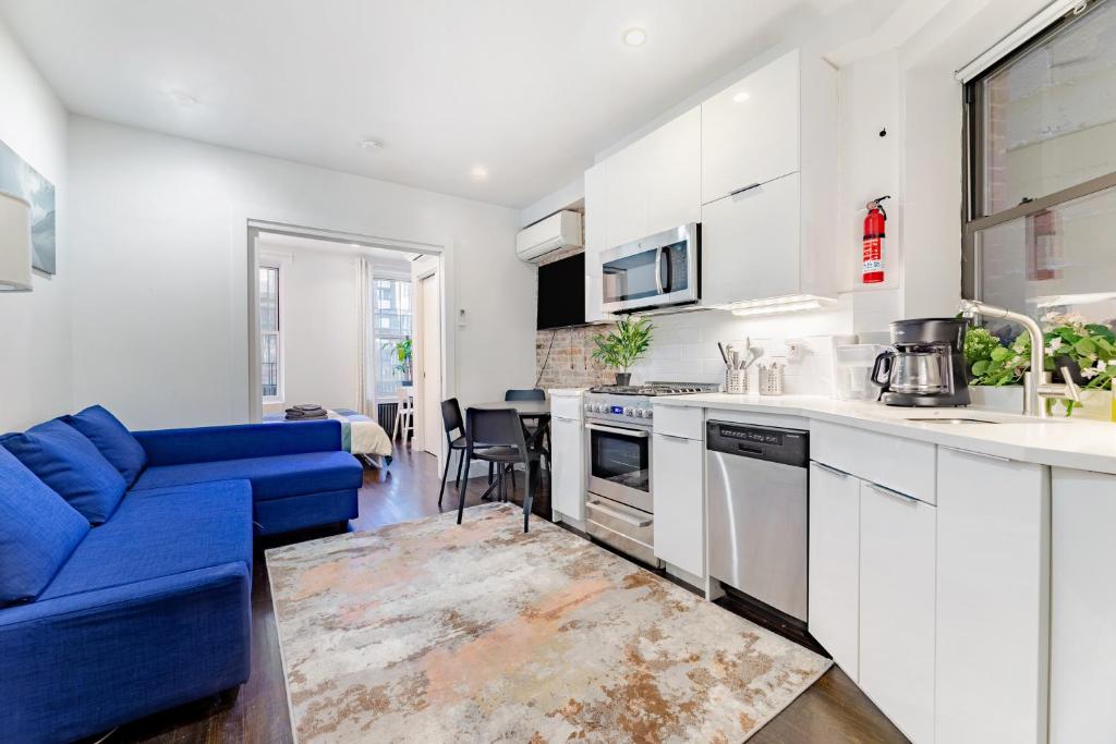 Kuhinja oz. manjša kuhinja v nastanitvi Explore the Authentic Designers 2BD Apartment in Hudson Yards