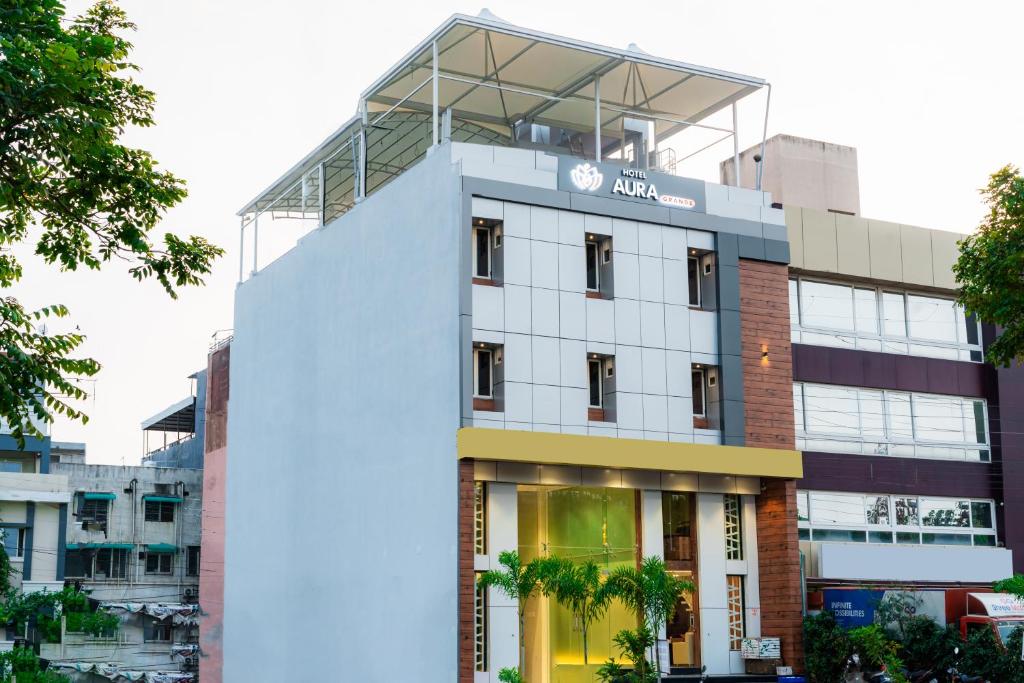 ein Gebäude mit einer Glaskuppel darüber in der Unterkunft HOTEL AURA GRANDE in Indore