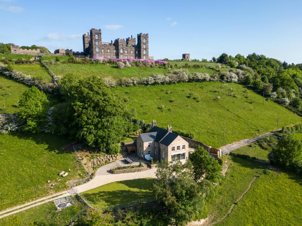 - une vue aérienne sur un château sur une colline dans l'établissement 7 Bed in Matlock 89448, à Matlock Bank