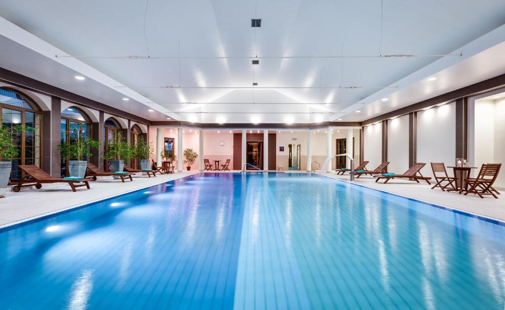 Bazén v ubytování Hotel Konradówka Wellness & SPA - 300 metrów do centrum nebo v jeho okolí
