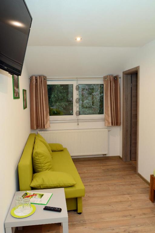 Pension Zum Hirsch - Familiekamer Met Uitzicht Op De Tuin