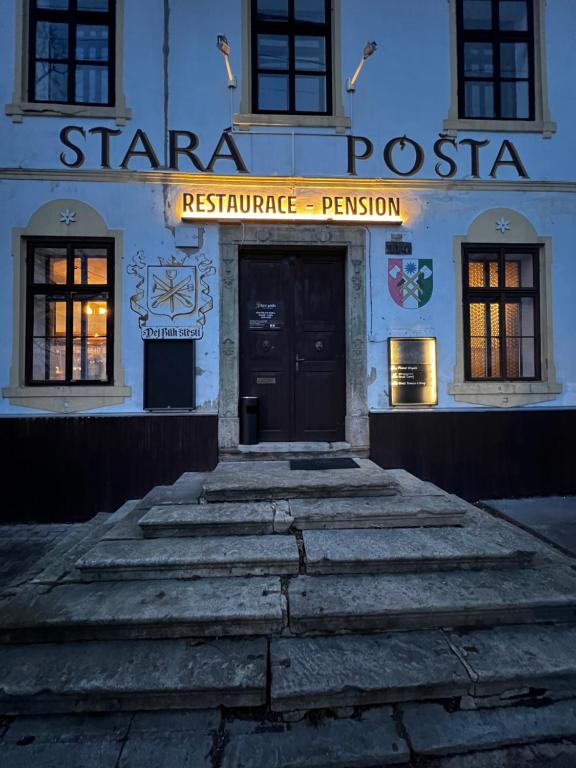 ein Gebäude mit einem Schild, das Strophe postkaituteitution liest in der Unterkunft Stará pošta in Telnice