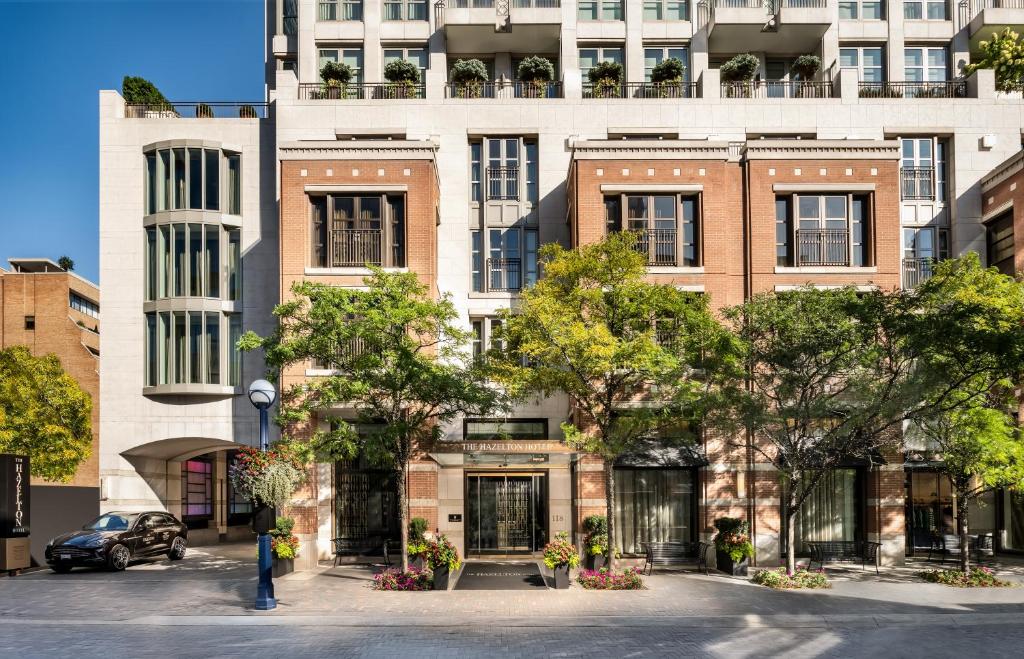 um prédio de apartamentos com árvores em frente em The Hazelton Hotel em Toronto