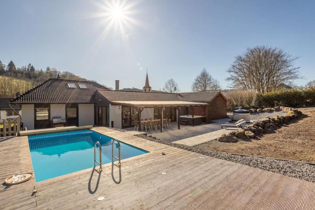 une maison avec une piscine et une maison dans l'établissement Nature Retreat Pool, Hot Tub, Sauna, Hiking-Caves, à Hohenfels-Essingen