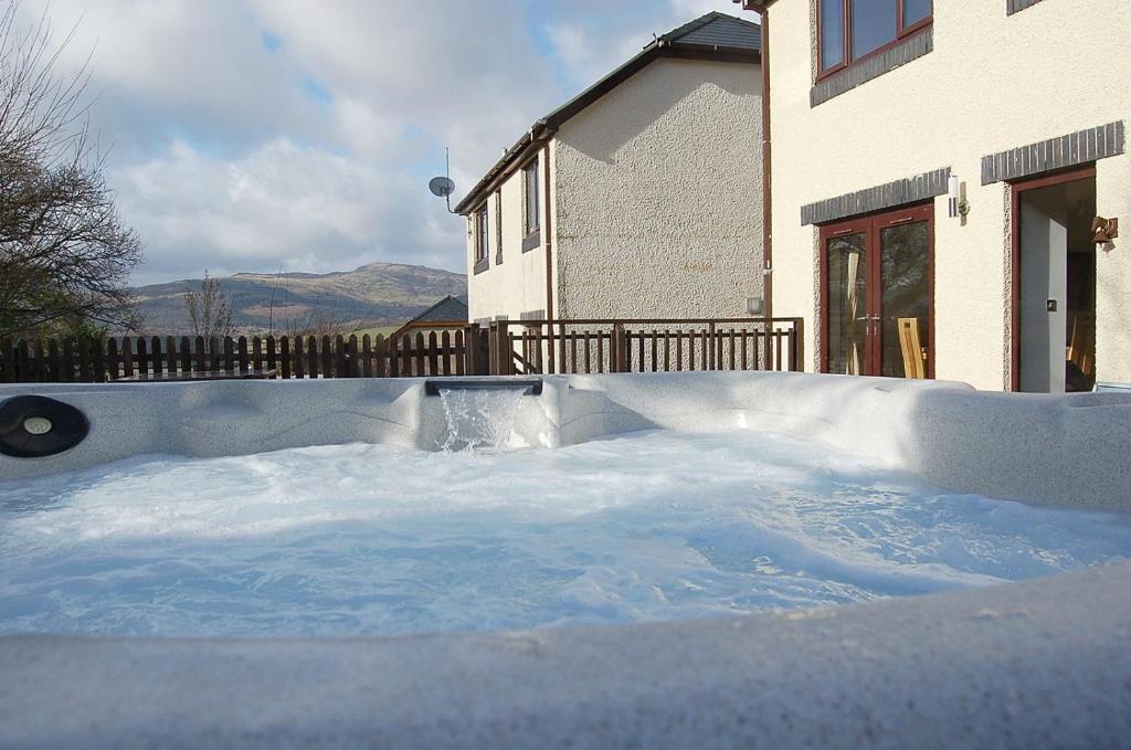 a jacuzziificialificialificialificialificialificialificial bij Ty Pen y Bryn in Dolgellau in Dolgellau