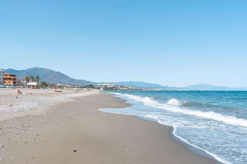 een strand met de oceaan en de kustlijn bij Sun & Sea Beach Apartment Sabinillas in San Luis de Sabinillas