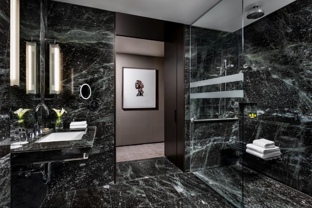 
Deluxe Room, 1 King Bed, Accessible
