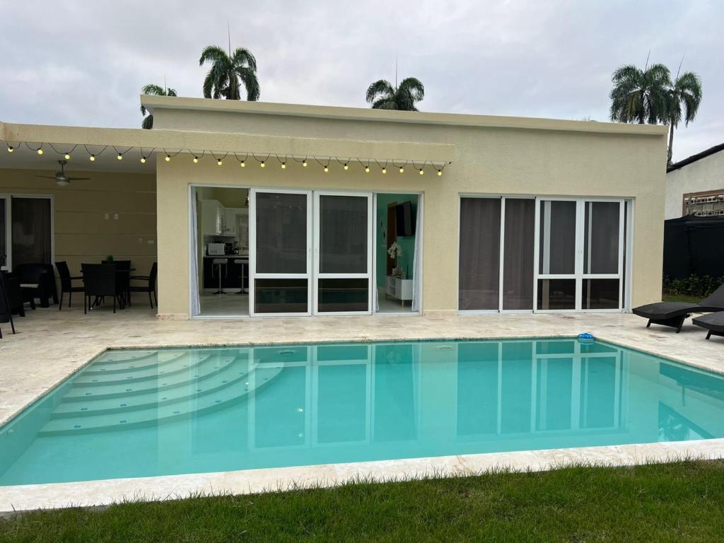 ein Pool vor einem Haus in der Unterkunft Villa encuentro sosua cabarrete in Sosúa