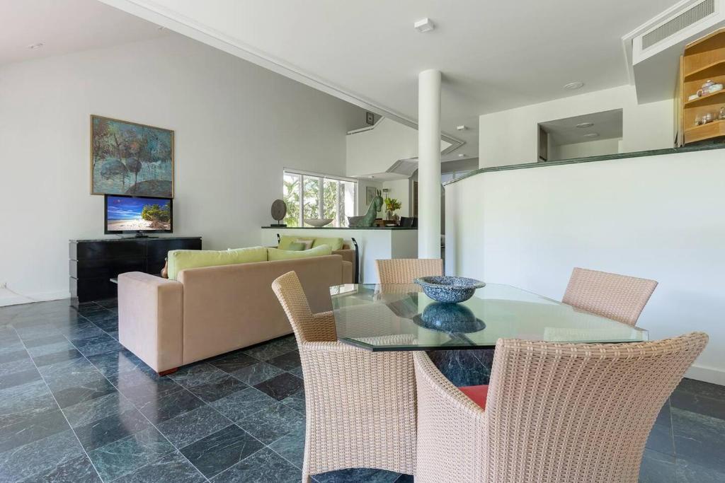Posezení v ubytování Tropical Resort-style Living on Mirage Golf Course