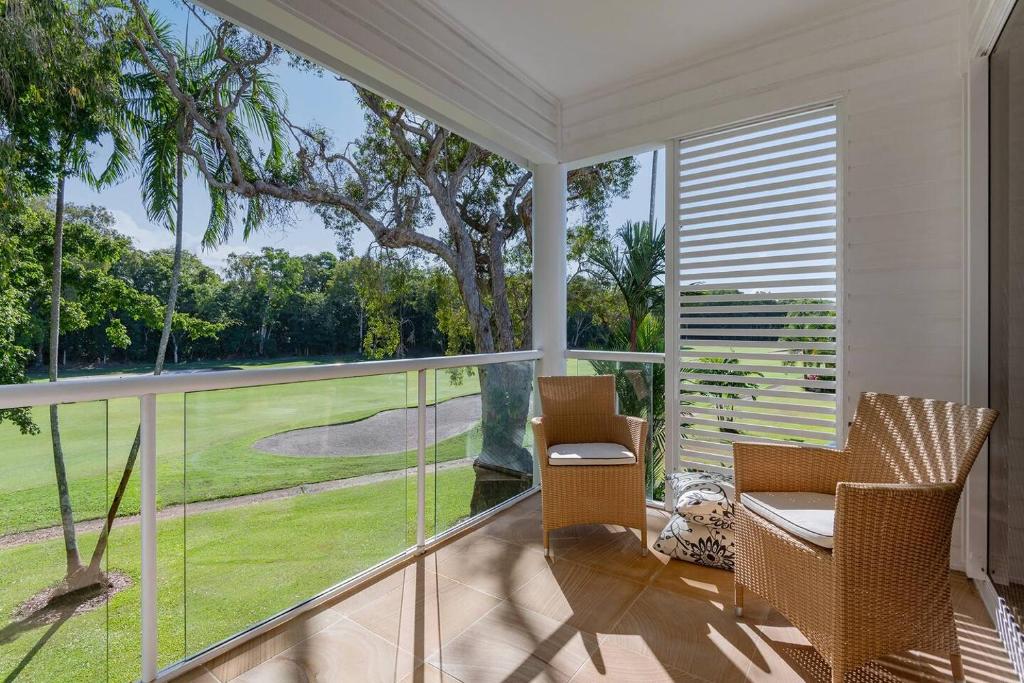 Posezení v ubytování Tropical Resort-style Living on Mirage Golf Course