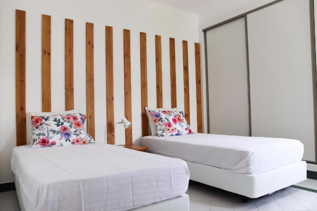 ein Zimmer mit 2 Betten und einem Sofa darin in der Unterkunft Apartamento Salgados Mar in Albufeira