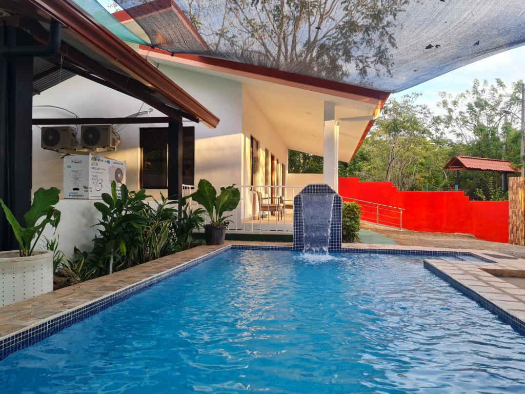una piscina en el patio trasero de una casa en CASA HALI, en Puntarenas