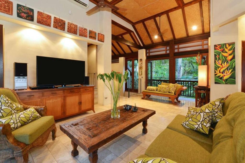 TV a/nebo společenská místnost v ubytování Palm Bliss Villa - A Central Balinese Pool Oasis