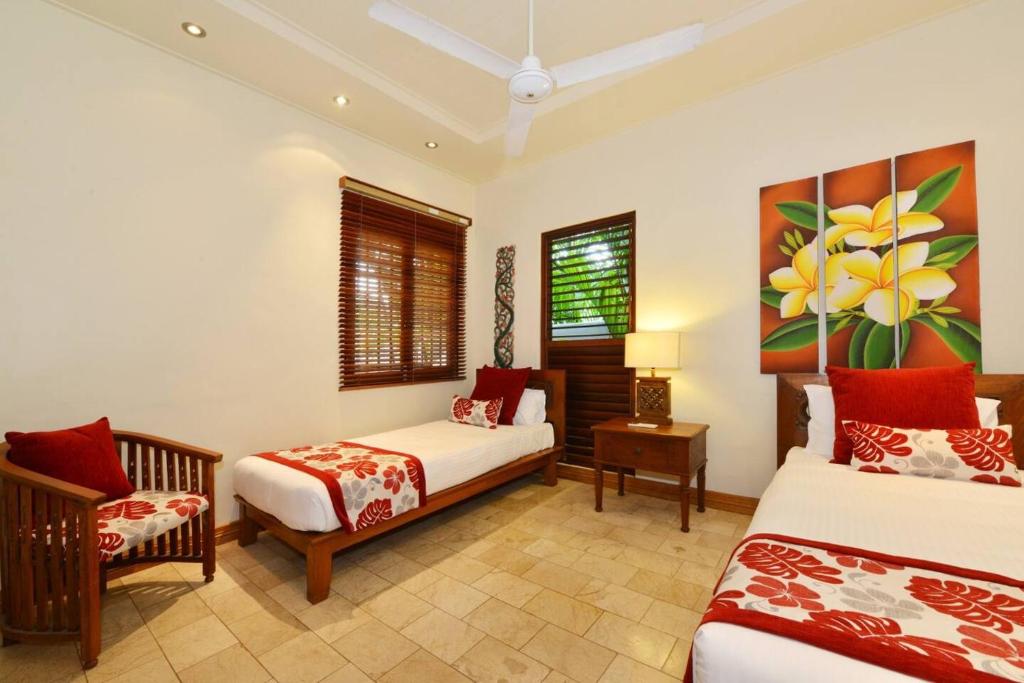 Postel nebo postele na pokoji v ubytování Palm Bliss Villa - A Central Balinese Pool Oasis