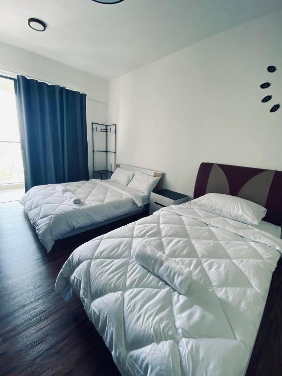 una camera d'albergo con due letti e una finestra di Comfy suites a Donggongon