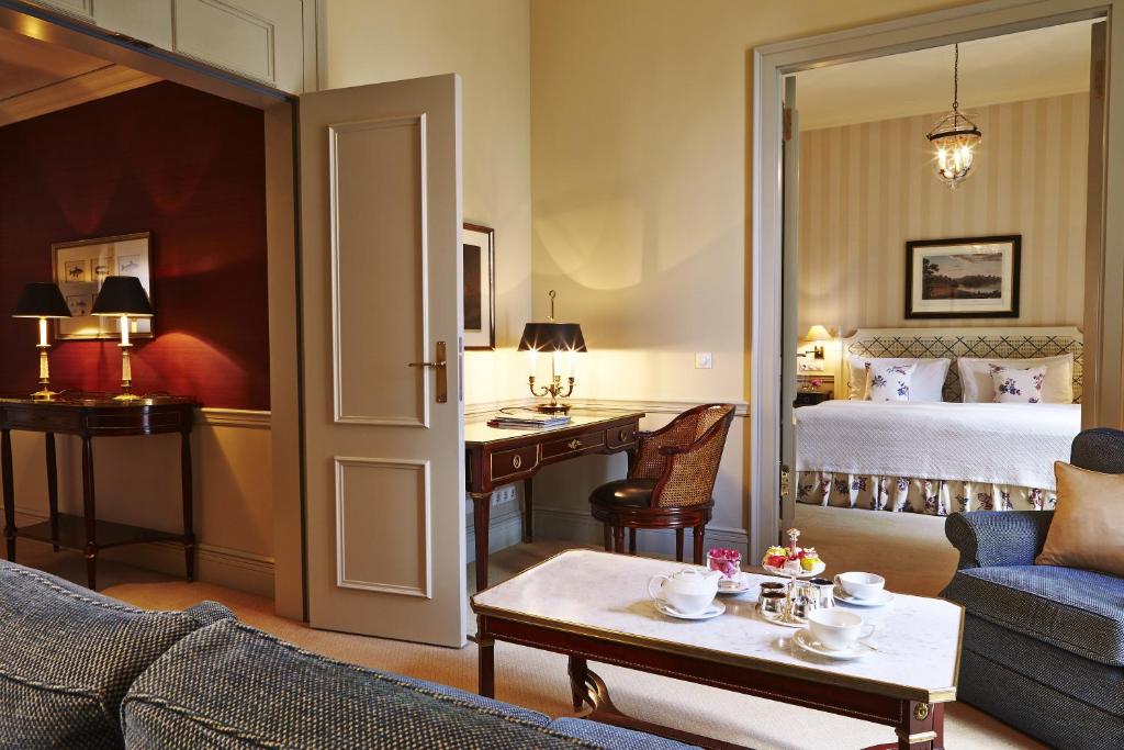Cama ou camas em um quarto em Steigenberger Icon Frankfurter Hof