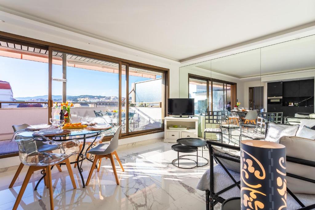 un salon avec une table et des chaises dans l'établissement Résidence Gray d'Albion Studio DEL562, à Cannes