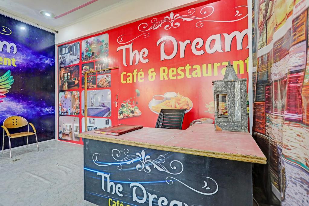 znak na ścianie kawiarni i restauracji w obiekcie OYO The Dream Restaurant & Cafe w mieście Nārnaul