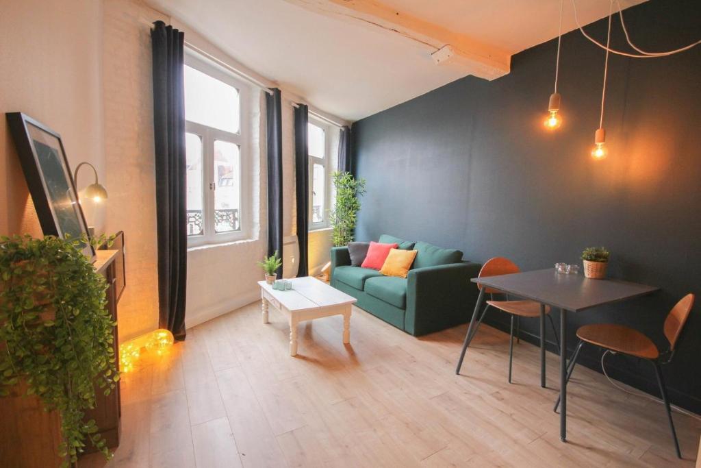 - un salon avec un canapé et une table dans l'établissement In the heart of Old Lille: Rue de la Monnaie, à Lille