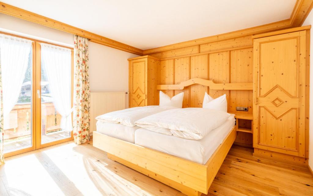 ライト・イム・ヴィンクルにあるGästehaus Hagenの木製の部屋にベッド1台が備わるベッドルーム1室があります。