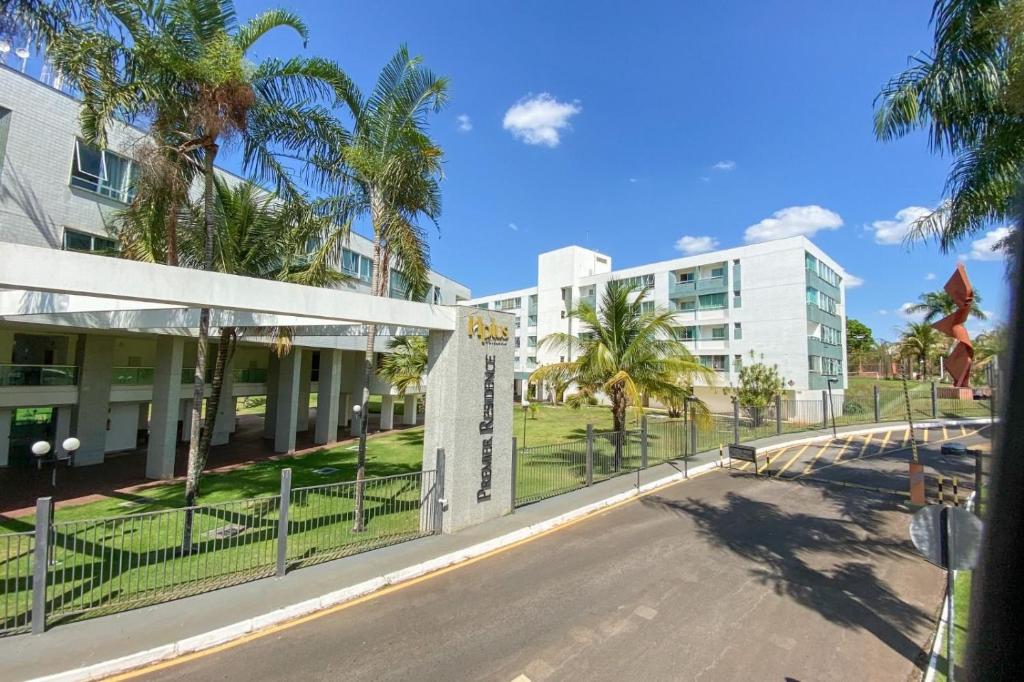 eine Straße vor einem Gebäude mit Palmen in der Unterkunft OZPED Flats Particulares Edifício Premier in Brasilia