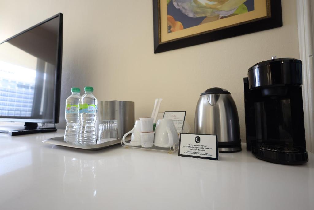 Příslušenství pro přípravu čaje a kávy v ubytování Courtleigh Hotel & Suites