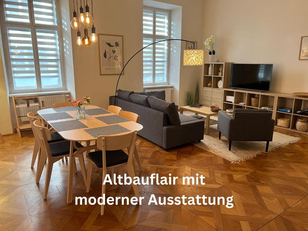 uma sala de estar com uma mesa e um sofá em Wohnen im Herzen von Graz em Graz