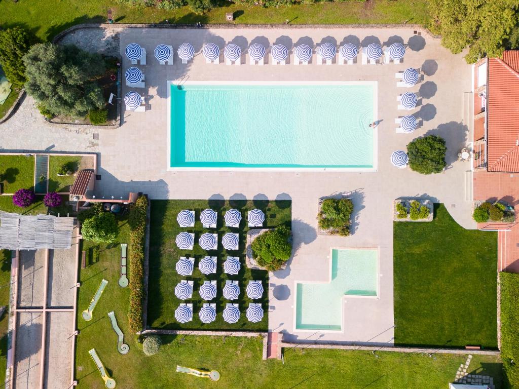 Bazén v ubytování MClub Budoni nebo v jeho okolí