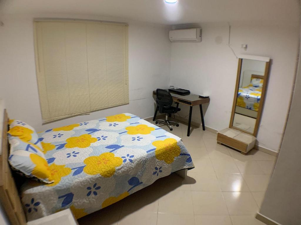 a bedroom with a bed and a desk in it at Apartamento Premium Cerca de Todo in Valledupar