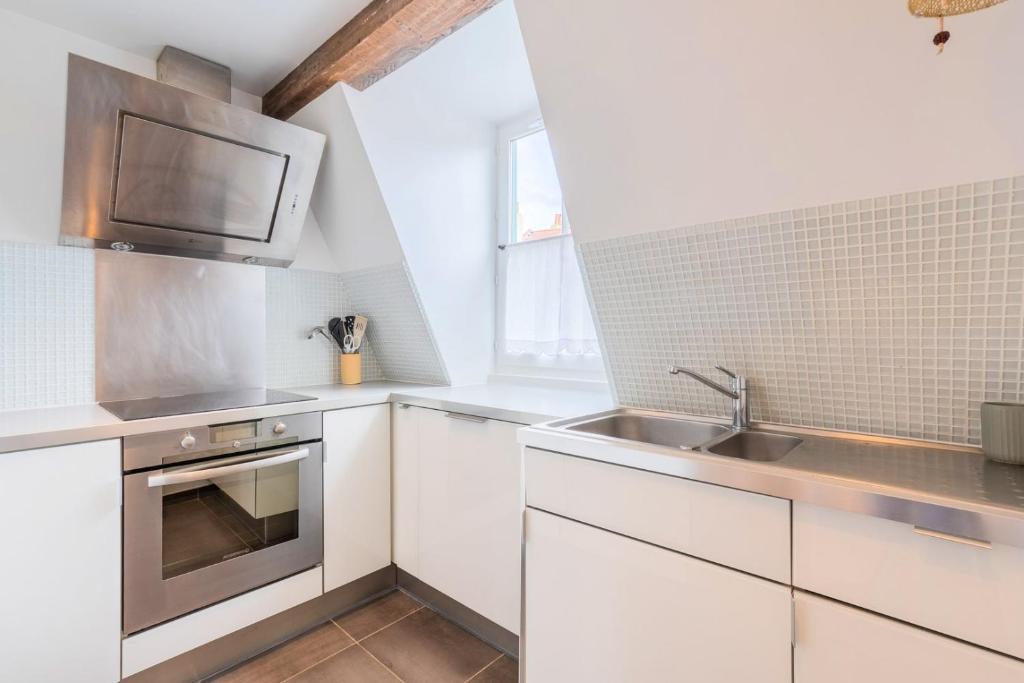 &#x41A;&#x443;&#x445;&#x43D;&#x44F; &#x430;&#x431;&#x43E; &#x43C;&#x456;&#x43D;&#x456;-&#x43A;&#x443;&#x445;&#x43D;&#x44F; &#x443; Charming bright flat in Vieux Lille.