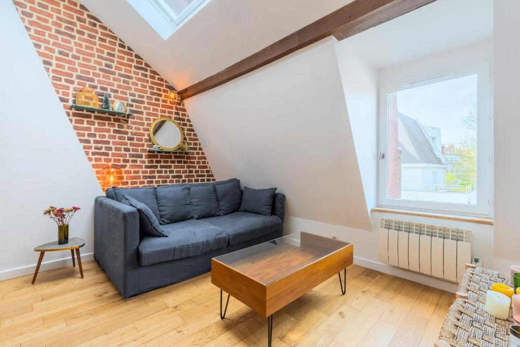&#x417;&#x43E;&#x43D;&#x430; &#x432;&#x456;&#x442;&#x430;&#x43B;&#x44C;&#x43D;&#x456; &#x432; Charming bright flat in Vieux Lille.