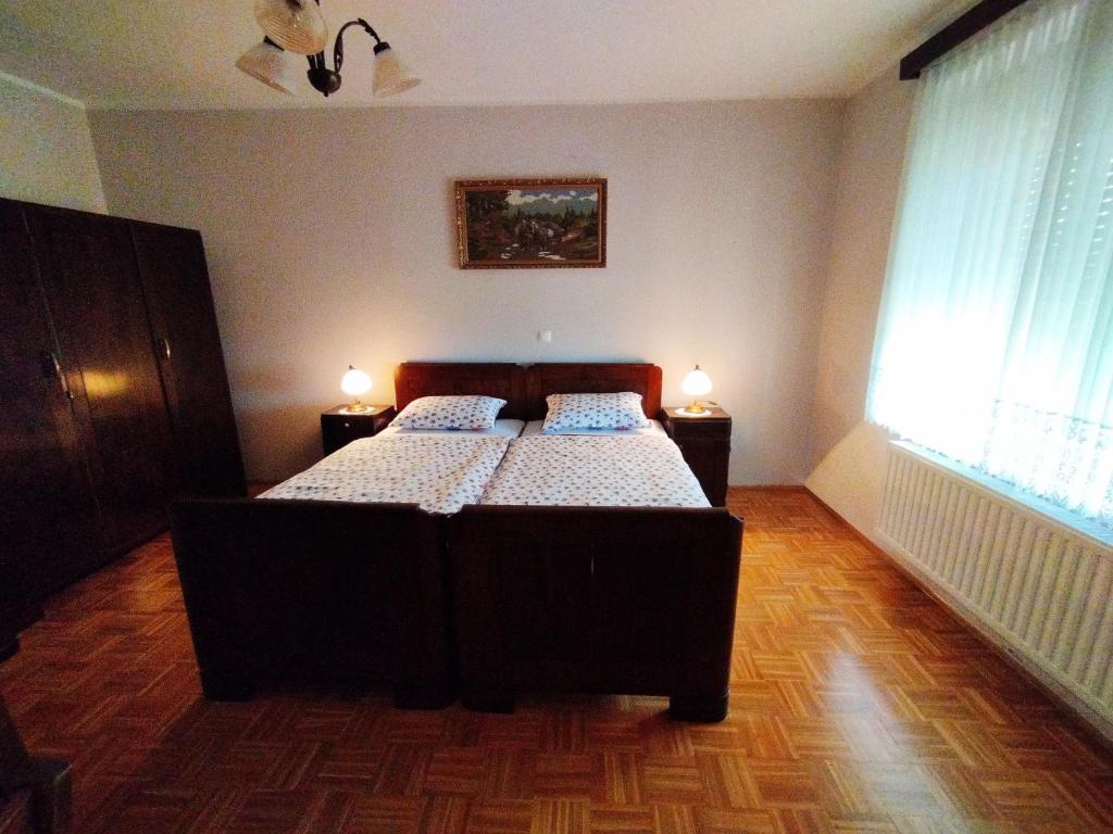 Postel nebo postele na pokoji v ubytování POČITNIŠKA HIŠA KOG