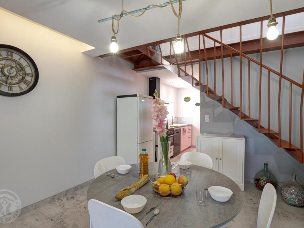 Zdjęcie z galerii obiektu Gîte confort à Balbigny : 2 chambres, terrasse, jeux, équipements modernes, charges incluses - FR-1-496-282 w mieście Balbigny