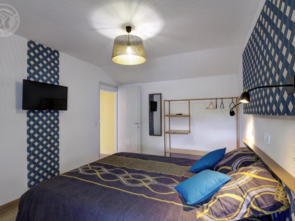 Łóżko lub łóżka w pokoju w obiekcie Gîte confort à Balbigny : 2 chambres, terrasse, jeux, équipements modernes, charges incluses - FR-1-496-282